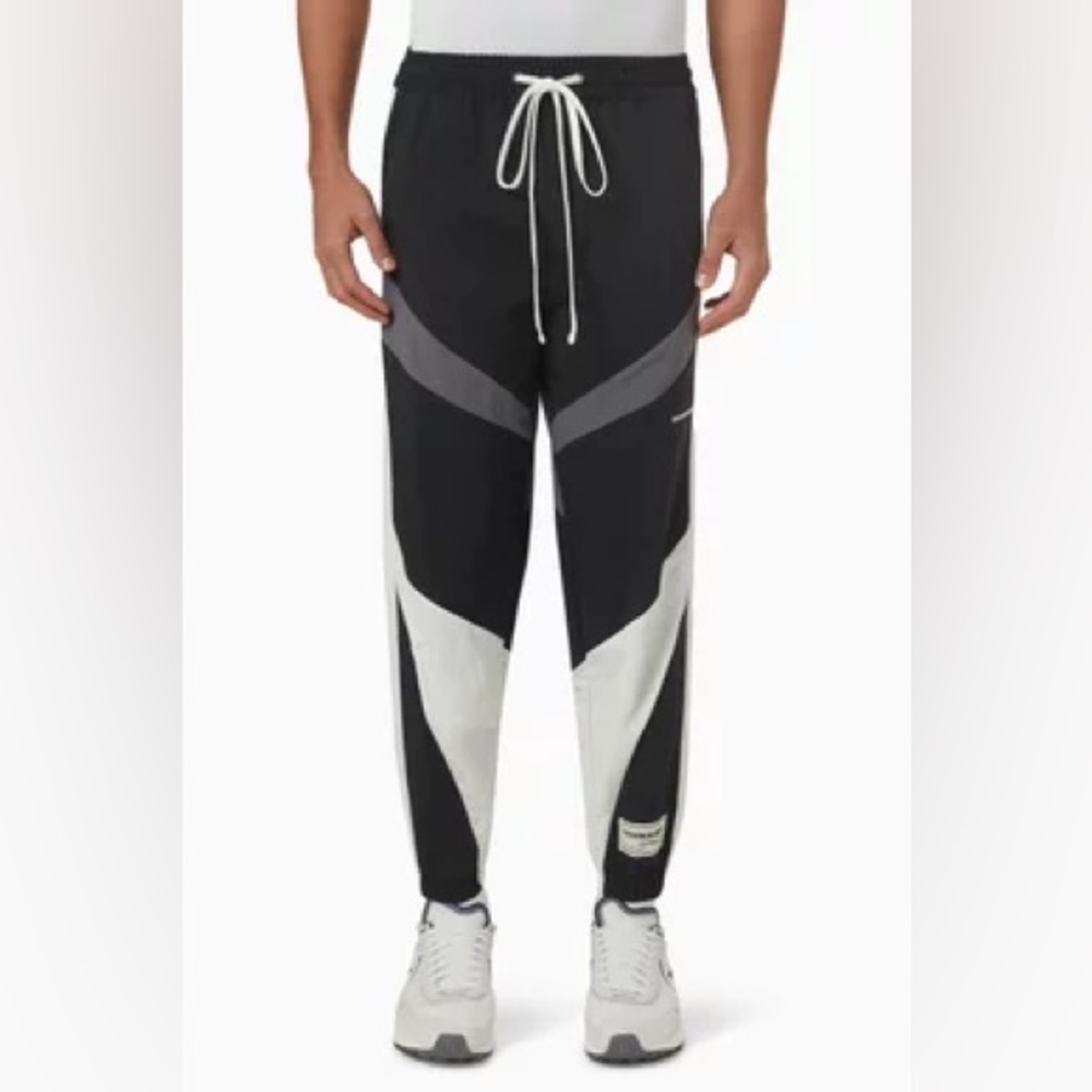 Nwot THE GIVING MOVEMENT
Relaxed Colour-block Sweatpants in RE-SHELL100©